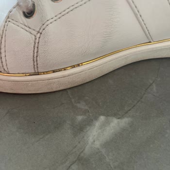Guess Sneaker Deri Soyulması Üretim Hatası