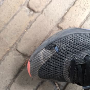 Amazon отказал в возврате кроссовок Under Armour с производственным дефектом