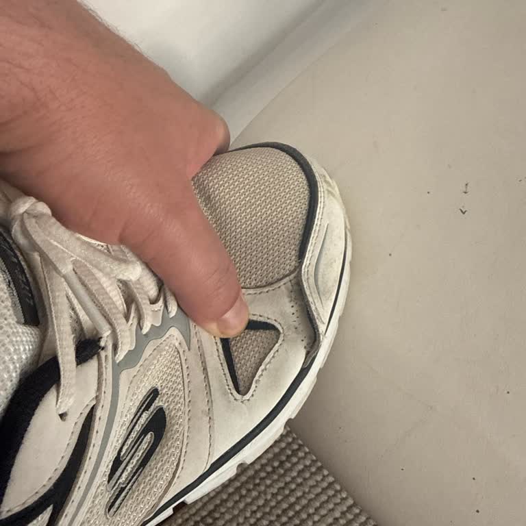 Skechers Ayakkabısında Kısa Sürede Açılan Dikişler Nedeniyle Yenisi İsteniyor