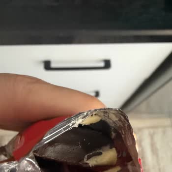 Fellas Çikolatalarında Belirlenemeyen Beyaz Parça Tüketici Sağlığını Tehdit Ediyor