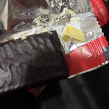 Fellas Çikolatalarında Belirlenemeyen Beyaz Parça Tüketici Sağlığını Tehdit Ediyor