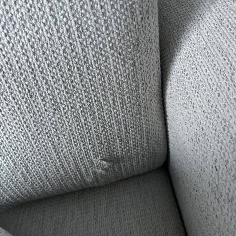 Koltuk Kumaşı Kurulumda Yırtıldı, Mağaza Sorumluluğu Reddetti