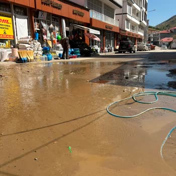 Bahçesaray’da Sürekli Çamurlu Su Akıntısı Esnafları Sıkıntıya Sürüyor