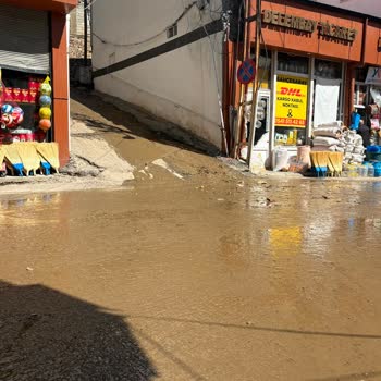 Bahçesaray’da Sürekli Çamurlu Su Akıntısı Esnafları Sıkıntıya Sürüyor
