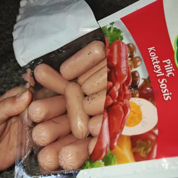 BİM Şubesinde Sararmış Ve Kötü Kokulu Piliç Kokteyl Sosis
