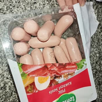 BİM Şubesinde Sararmış Ve Kötü Kokulu Piliç Kokteyl Sosis
