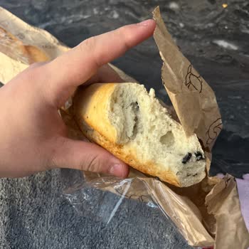 Migros'ta Zeytinli Baget Ekmekte Tırnak Benzeri Yabancı Madde
