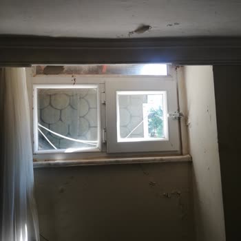 Rutubetli Oda, Asansörsüz Otel Ve İade Reddi