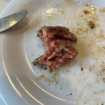 Köfteler Çiğ Ve Pembe Sunuldu, Sağlık Riski Oluştu