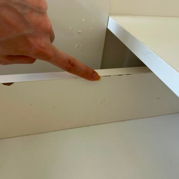 Özel Ölçülü Gardıropta Boya Atması Ve Yetkili Personelin Kaba Tutumu