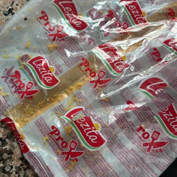 Lezita Dondurulmuş Piliç Burger Köfte Ürünün İçinde Tüy Benzeri Beyaz Lifli Cisim
