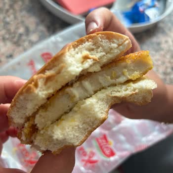 Lezita Dondurulmuş Piliç Burger Köfte Ürünün İçinde Tüy Benzeri Beyaz Lifli Cisim