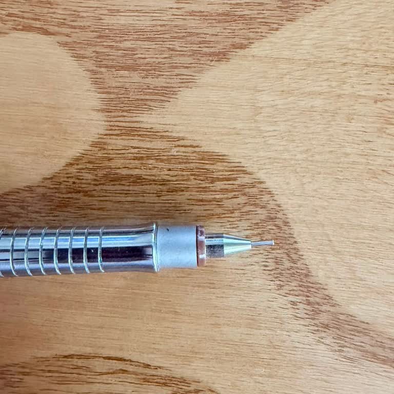 Uç Eğildikten Sonra Faber Castell Kalemi Takılıyor Ve Kırılıyor