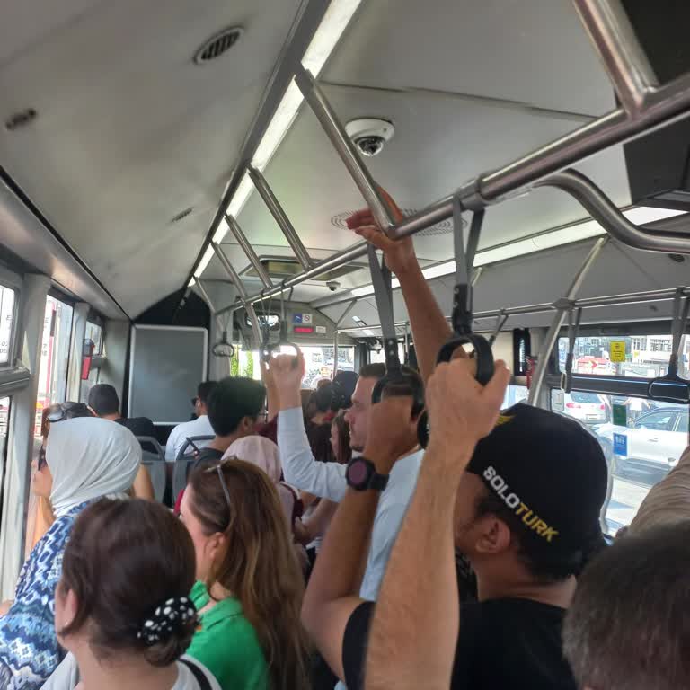 M7 Metro Arızası Nedeniyle Otobüs Yoğunluğu Artıyor Sefer Aralıkları Uzun Ve Şoför Denetimi Zayıf