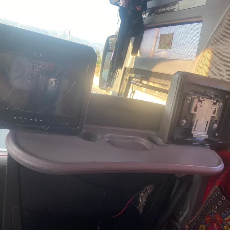 Kırık Koltuk Arkası Ekranları Ve Telefonla Sürüş Güvenliğini Tehlikeye Atıyor
