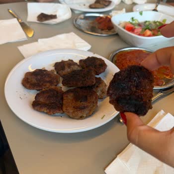Köfte Kalitesindeki Ciddi Hijyen Sorunu Ve Garson Tutumu