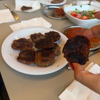 Köfte Kalitesindeki Ciddi Hijyen Sorunu Ve Garson Tutumu