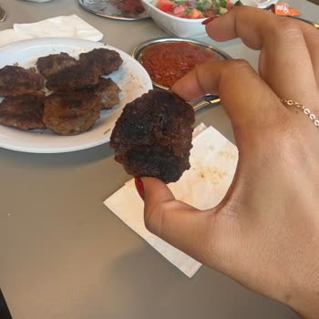 Köfte Kalitesindeki Ciddi Hijyen Sorunu Ve Garson Tutumu