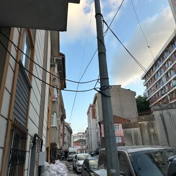 Akçe Sokakta Fiber Optik Kabloların Yer Altına Alınması Ve Dağıtım Kutusunun Düzenlenmesi Talebi