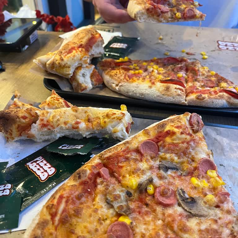Ümraniye Şubesinde Menü Fotoğraflarıyla Uyuşmayan Ve Malzeme Azlığı Olan Pizza