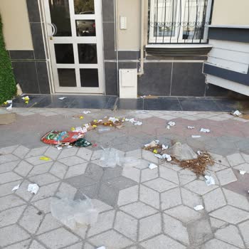 Manisa Akhisar A101 Mağazası Çöp Bırakma Ve Hijyen İhmali