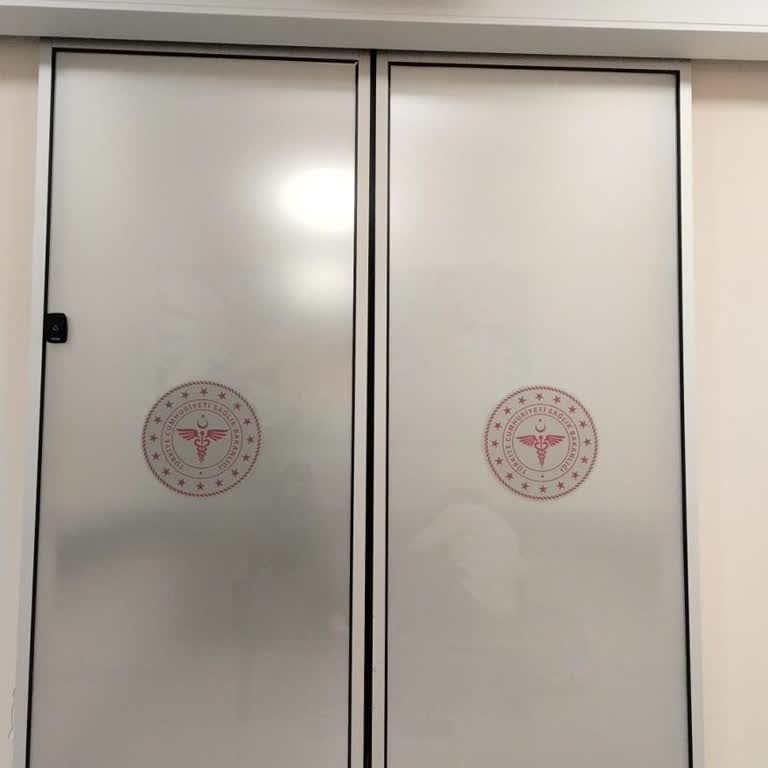 Acil Servis Sarı Alan Girişinde Güvenlik Görevlisinin Saygısız Tutumu