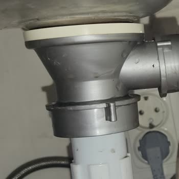 Kırılan Evye Parçası Su Sızıntısına Neden Oluyor, Garanti İstiyorum