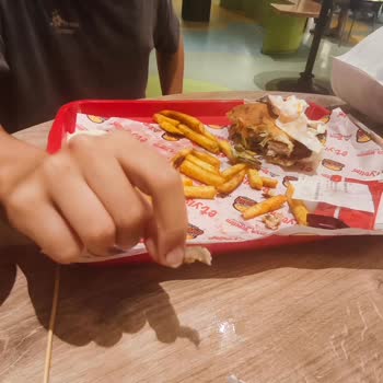 Burger Yiyelim Şubesinde Çocukta Kemik Parçası Bulundu