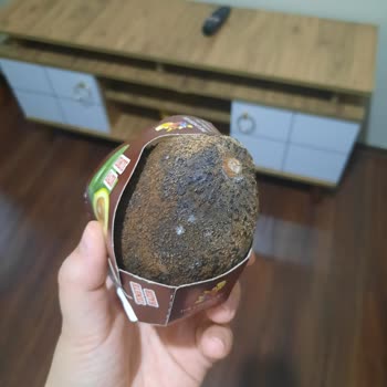 Küflü Avokado Ve Çilek, Açılmış Çikolata Kavanozu Ve Cevapsız Yanıt