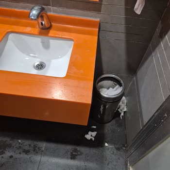 Özdilek Antalya Kepez Çocuk Tuvaletinde Hijyen Sorunu Ve Hamam Böcekleri