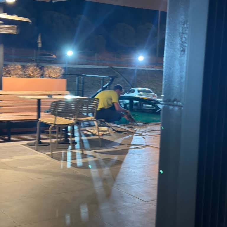 Geç Saatlerde Tadilat Gürültüsü Starbucks Müşterisini Rahatsız Etti