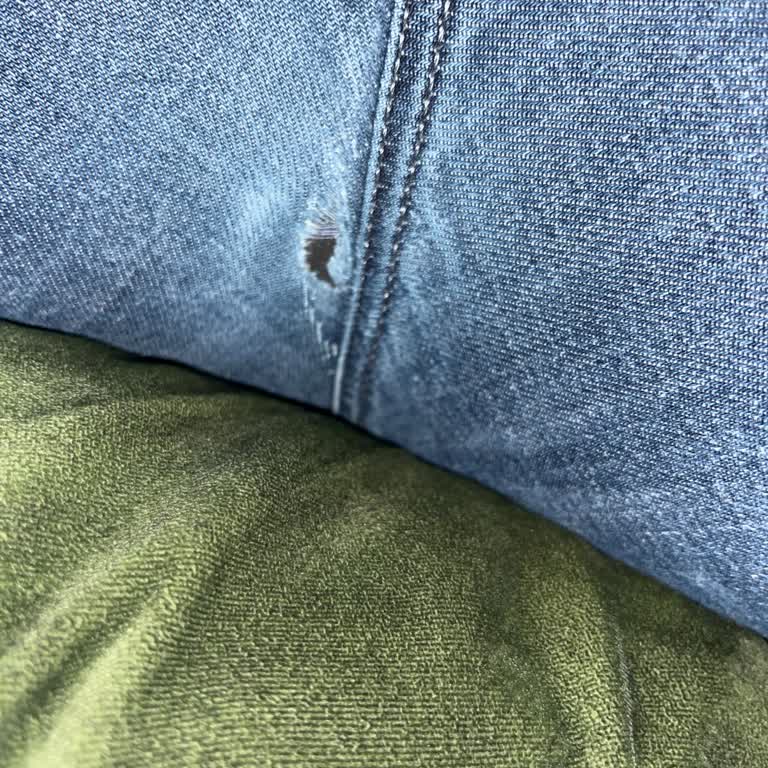 Üç Pantolonun Aynı Bölgeden Yırtılması Ve Mağaza Yetkisizliği
