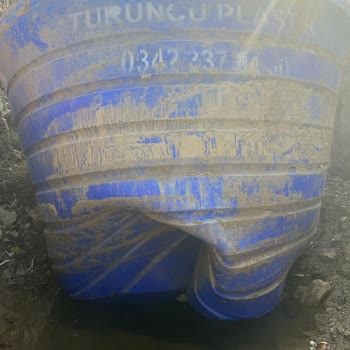 Turuncu Plastik Depo Alt Kısmından Yamularak Delindi ve Su Kaçırmaya Başladı
