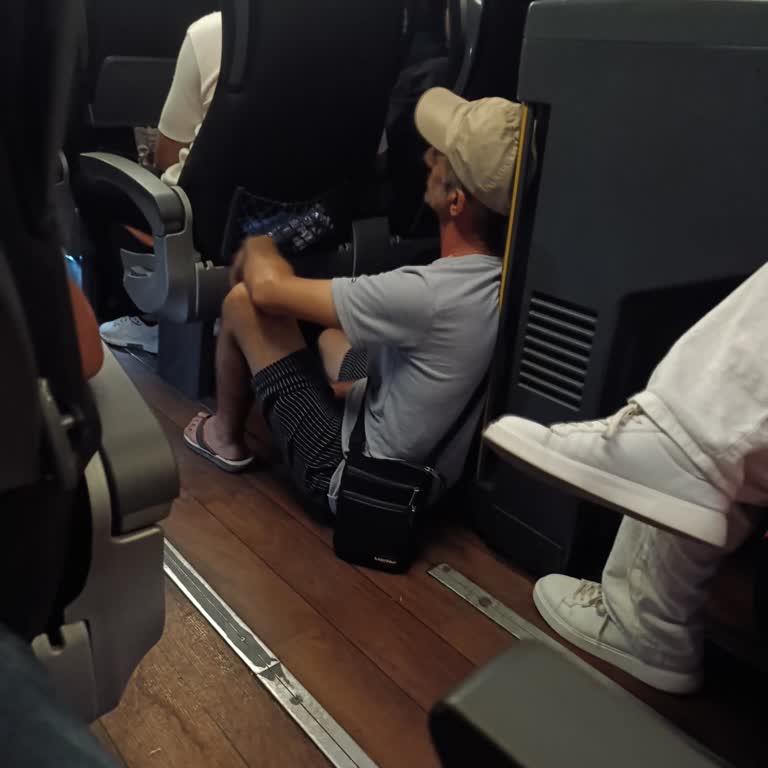 Güney Akdeniz Otobüsünde Gecikme Ve Basamakta Yolcu Oturma Sorunu