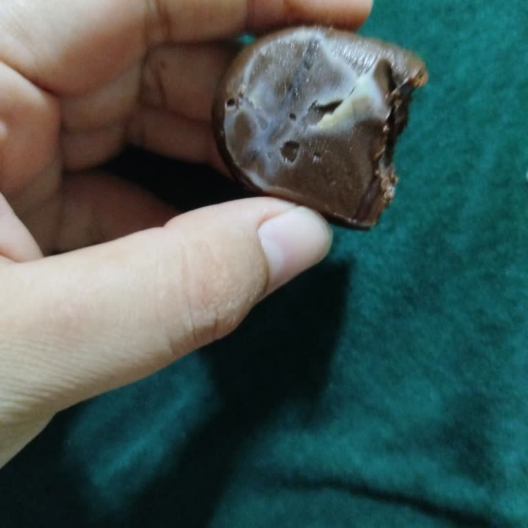 Eti Çikolatanın Üzerinde Yağ Gibi Görünen Beyaz Bir Tabaka İle Karşılaştım