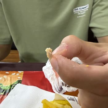 Burgerde Kemik Parçası Güvenimizi Sarsıyor