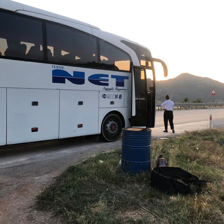 Kırık Camlı Otobüste Çalışmayan Klima, Yakıt Biten Araç Ve Şoför Tehdidi