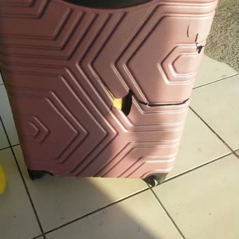 Kale Seyahat’te Şoförün Sert Girişi Sonucu Çatlayan Valiz Ve Cevapsız Şikayet