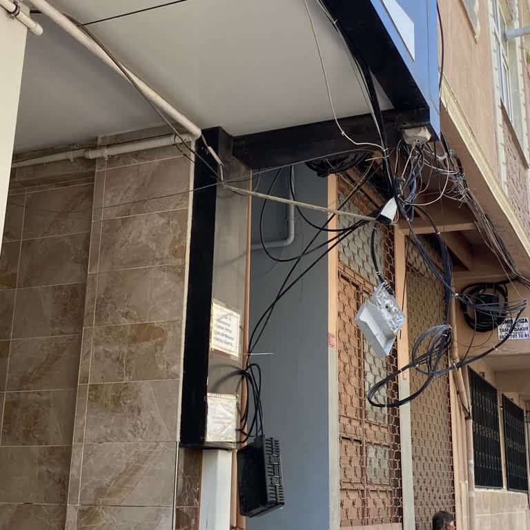 Kırık Kablolar Ve Kesintili İnternet Acil Çözüm Bekleniyor