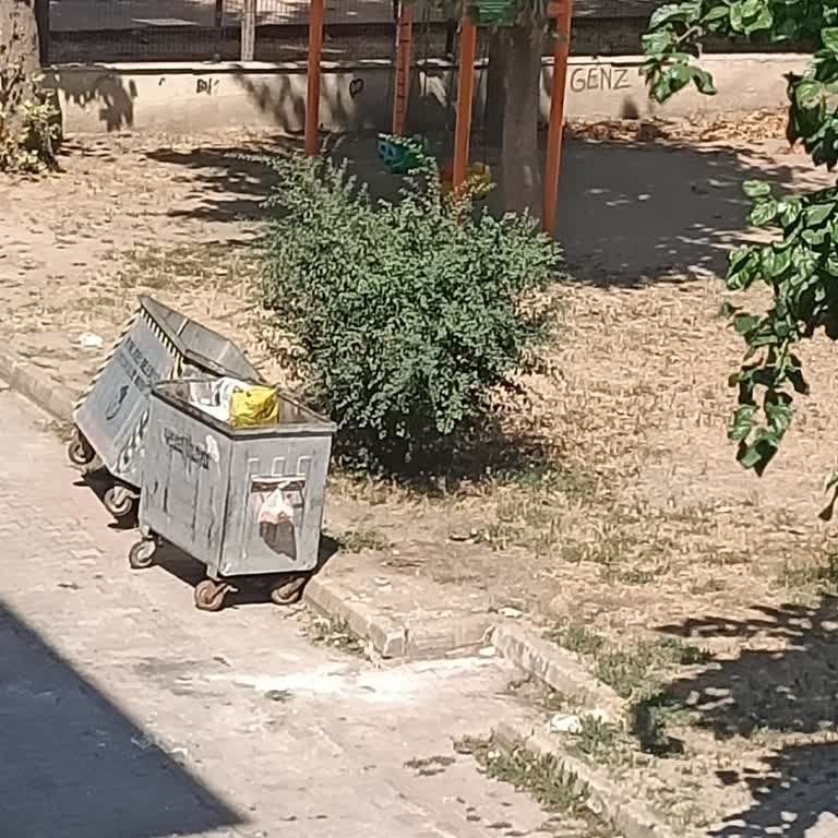 Kırklareli Karataş Mahallesi Sokakları Kirli, Çöp Konteynerleri Açık Ve Koku Yayılıyor