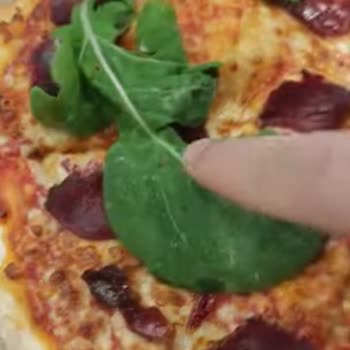 Sbarro’da Pizza İçinden Canlı Kurt Çıktı: Hijyen Skandalı