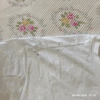 Avva Tişörtte Üretim Hatası: Delikli Parça