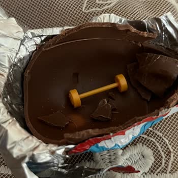 Ozmo Sürpriz Yumurtada Yabancı Oyuncak Parçası Ve Çikolata Kontaminasyonu