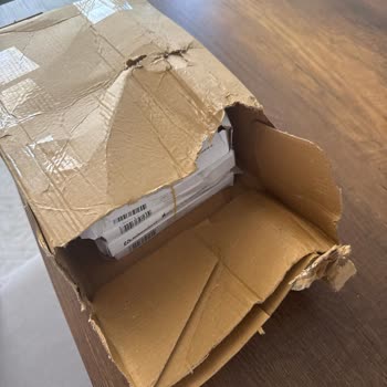 Aras Kargo’da Açık Ve Yırtılmış Tıbbi Ürün Paketi