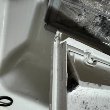 Bosch Kurutma Makinesinde Kırık Filtre Ve Eksik Parça Teslimi, Ücretsiz Değişim Talebi