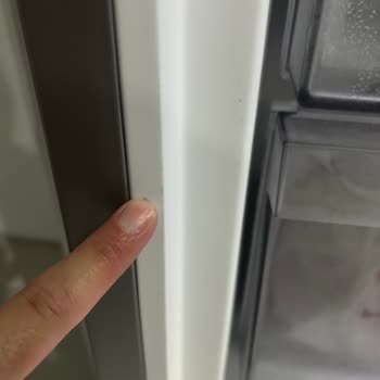 Çizik Ve Boya Lekesi Olan Buzdolabının Hemen Değiştirilmesi Talebi