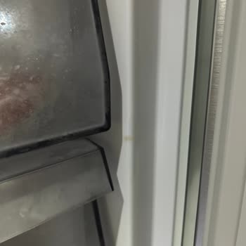Çizik Ve Boya Lekesi Olan Buzdolabının Hemen Değiştirilmesi Talebi