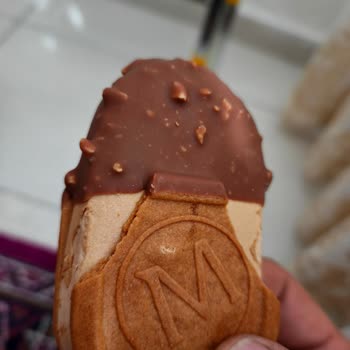 Magnum Mini Sandwich Karamel Dondurmasında Bisküvi Eksikliği