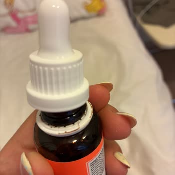 Pas Benzeri Kalıntı Ve Kötü Koku İle Hijyenik Olmayan C Vitamini Serumu