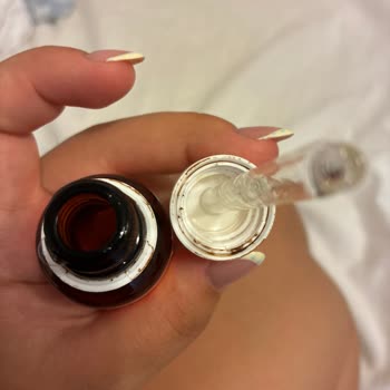 Pas Benzeri Kalıntı Ve Kötü Koku İle Hijyenik Olmayan C Vitamini Serumu